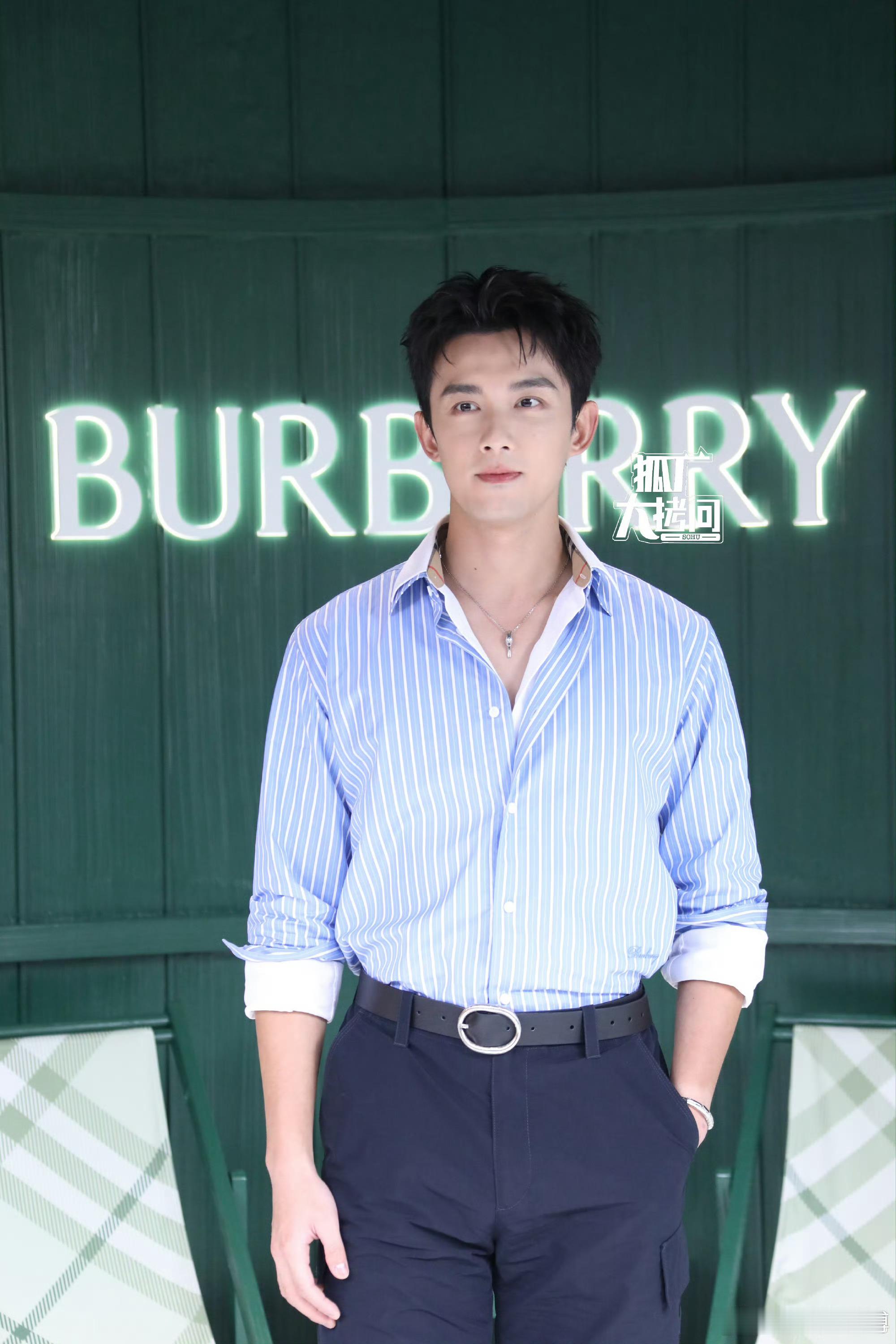 吴磊周洁琼郭晓婷Burberry生图吴磊周洁琼郭晓婷生图 吴磊、周洁琼、郭晓婷上