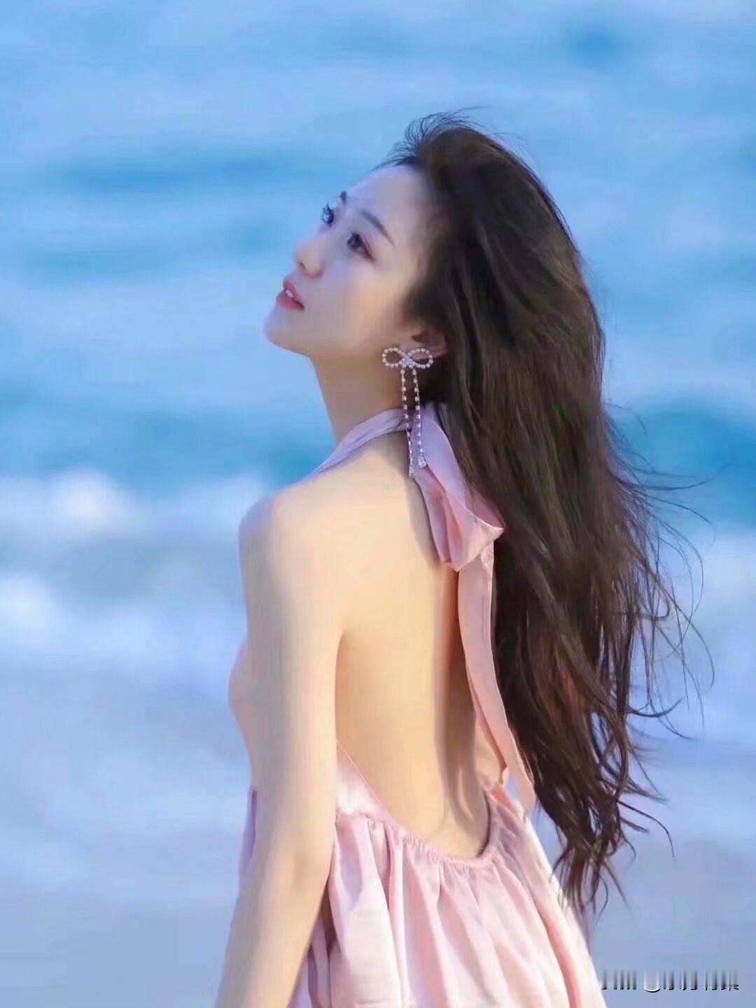 这世上不是所有的遇见都会有故事，
也不是所有的一往情深都会风花雪月……
爱对了，