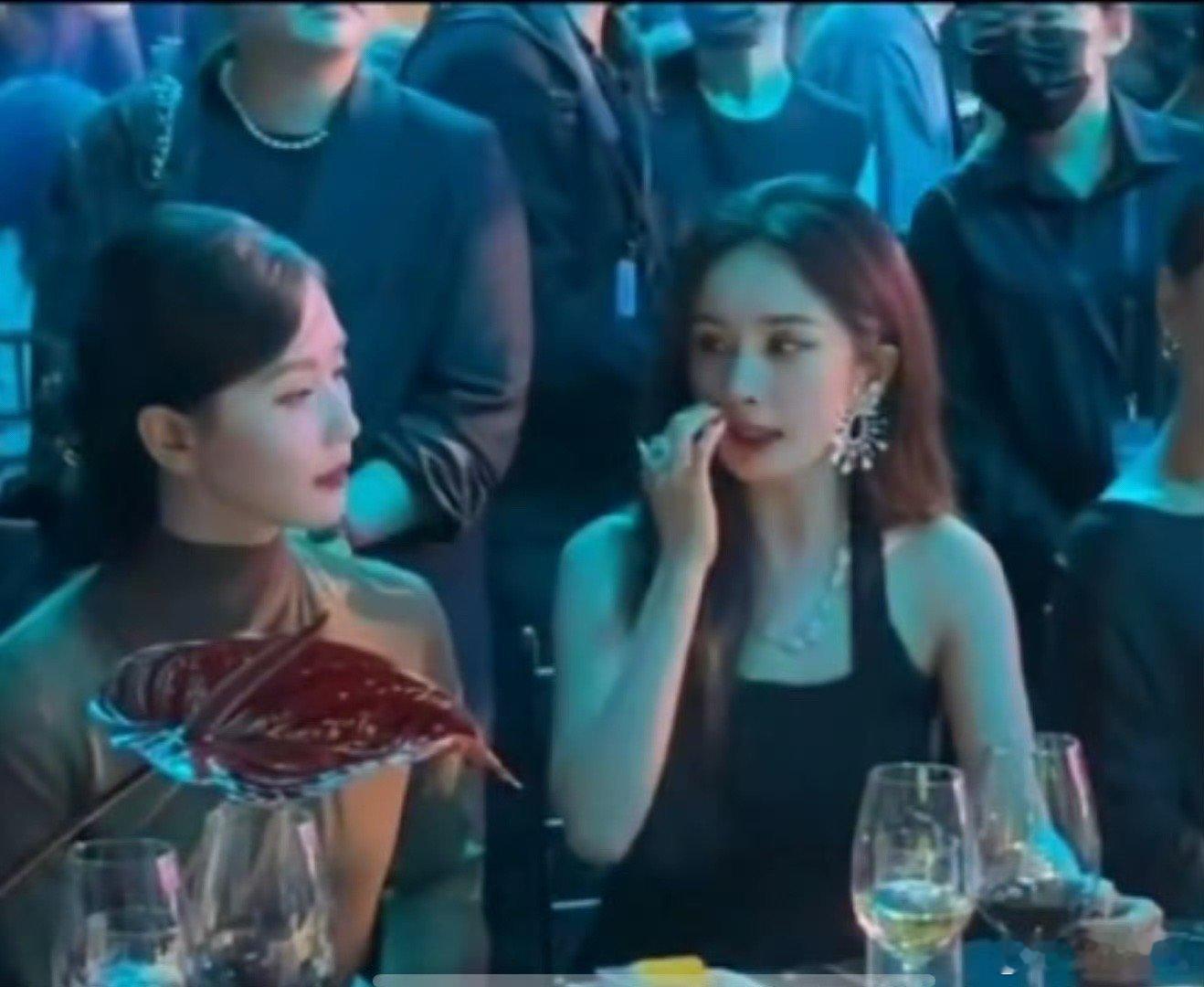 #杨幂刘诗诗在聊孩子#哇塞！这俩个大美女坐一起也太养眼了吧她们聊什么已经不重要了