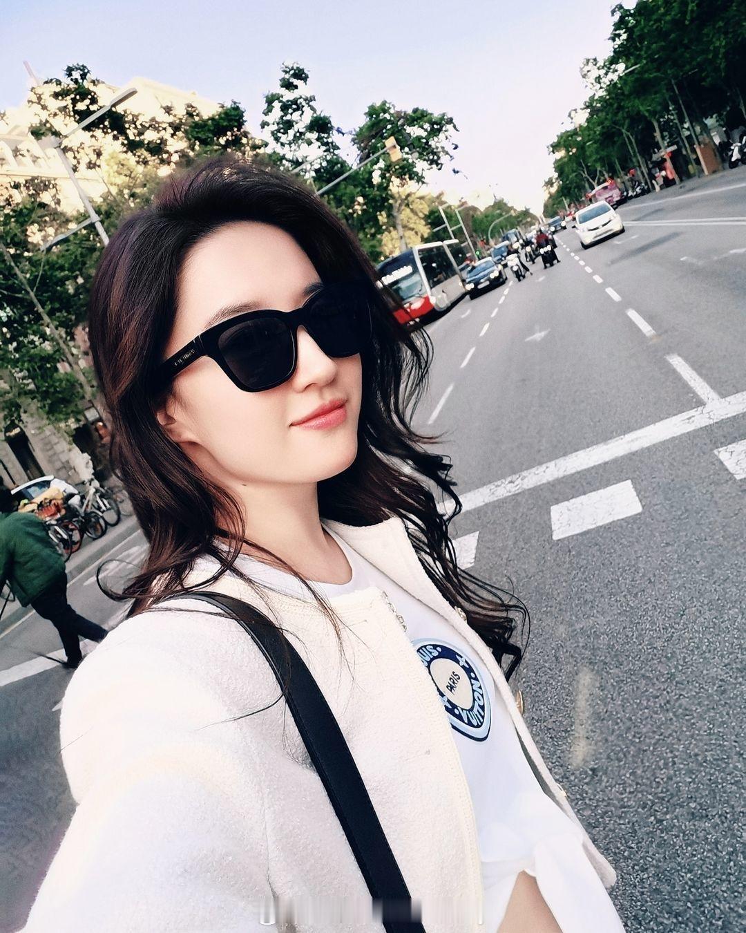 刘亦菲ins晒照，女神好可爱！ ​​​