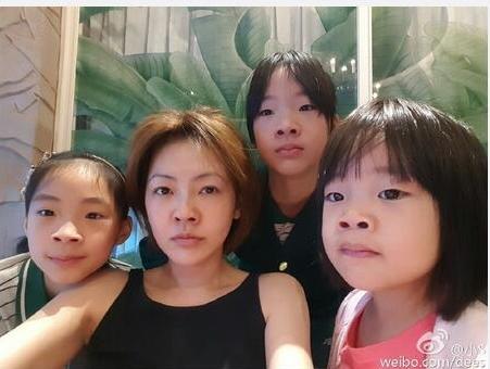 小S复刻了S妈的路子，同样生了三个女儿，两个女儿早早进入娱乐圈发展。
 
最近她
