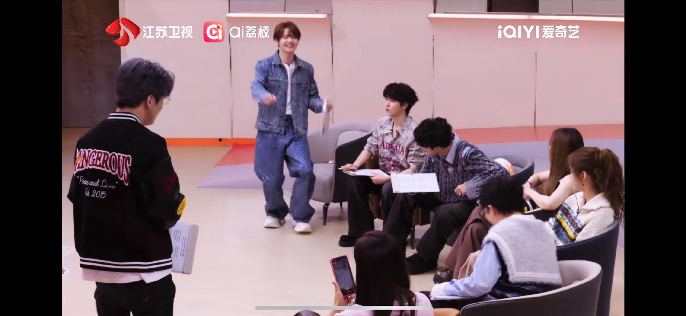 谁懂啊！试听环节端端鞋带松了还硬站，学狗狗“汪”一声笔直接甩飞～ 