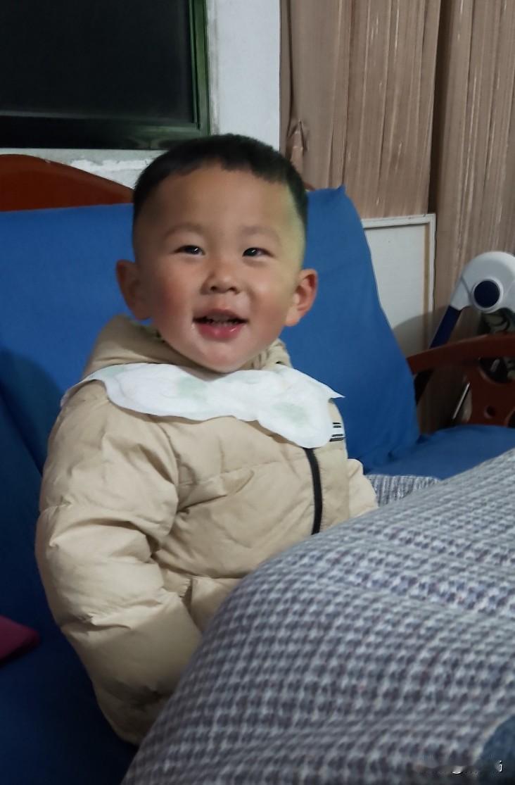 三次失败，这次尝试终于成功！
以前，小孙木子头发长了，都是我用电动推子给他剪，剪