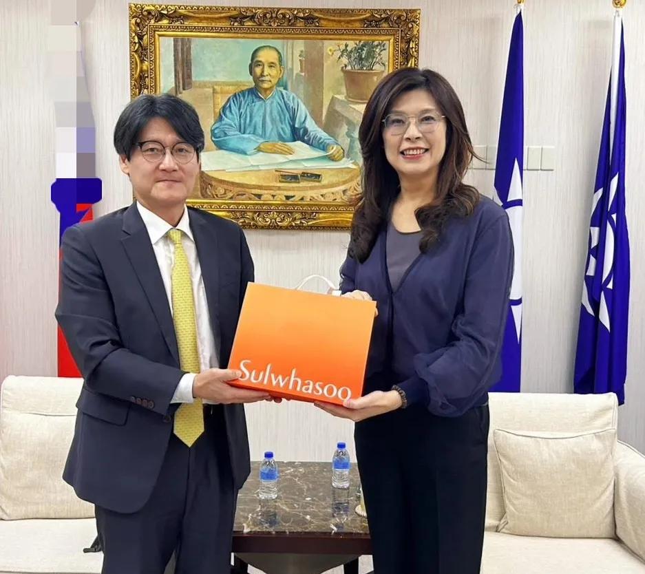 郑丽文开口了，郑丽文会见韩国驻台北代表高尚郁，再次分享访陆的核心讯息在于传达两岸