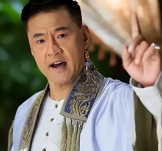 于荣光怎么也想不通，结婚35年来他零绯闻，钱他赚、饭他做，十分宠爱妻子，但202