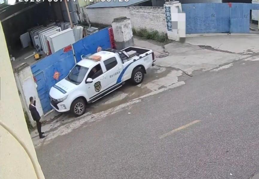 媒体评无证无文书执法车堵厂门11天，任性执法败坏的政府的公信力，第一，这种事情以