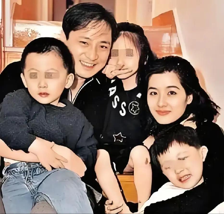90年代那张汤镇业和前妻姜坤及三个子女的全家留影，满满的都是岁月的印记，可惜这段