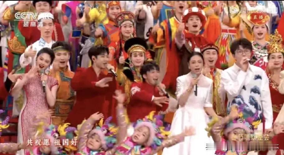 **央视春晚的压轴曲目《难忘今宵》在今年焕然一新，首次由来自重庆的女歌手黄绮珊参