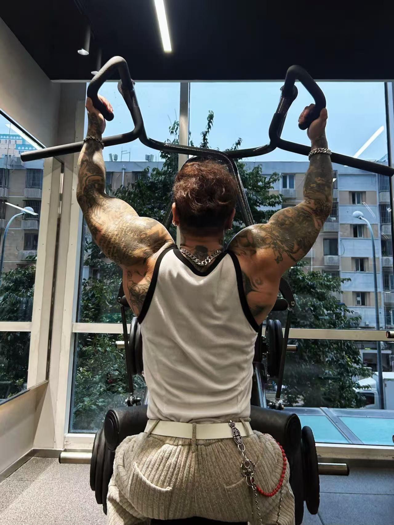 一神带练。40岁健身晚么？