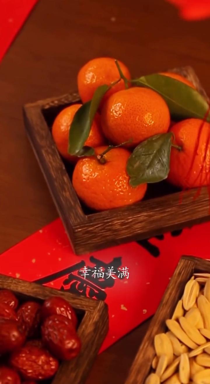 月圆向吉，花开向喜。

正月十五元宵节，愿你有家人相伴，幸福美满。愿花好月圆人团