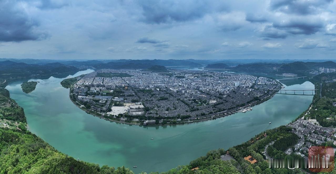 依托阆中春节原乡、朱德故里两大5A景区，串起六合丝绸园、升钟湖垂钓基地，打造成渝