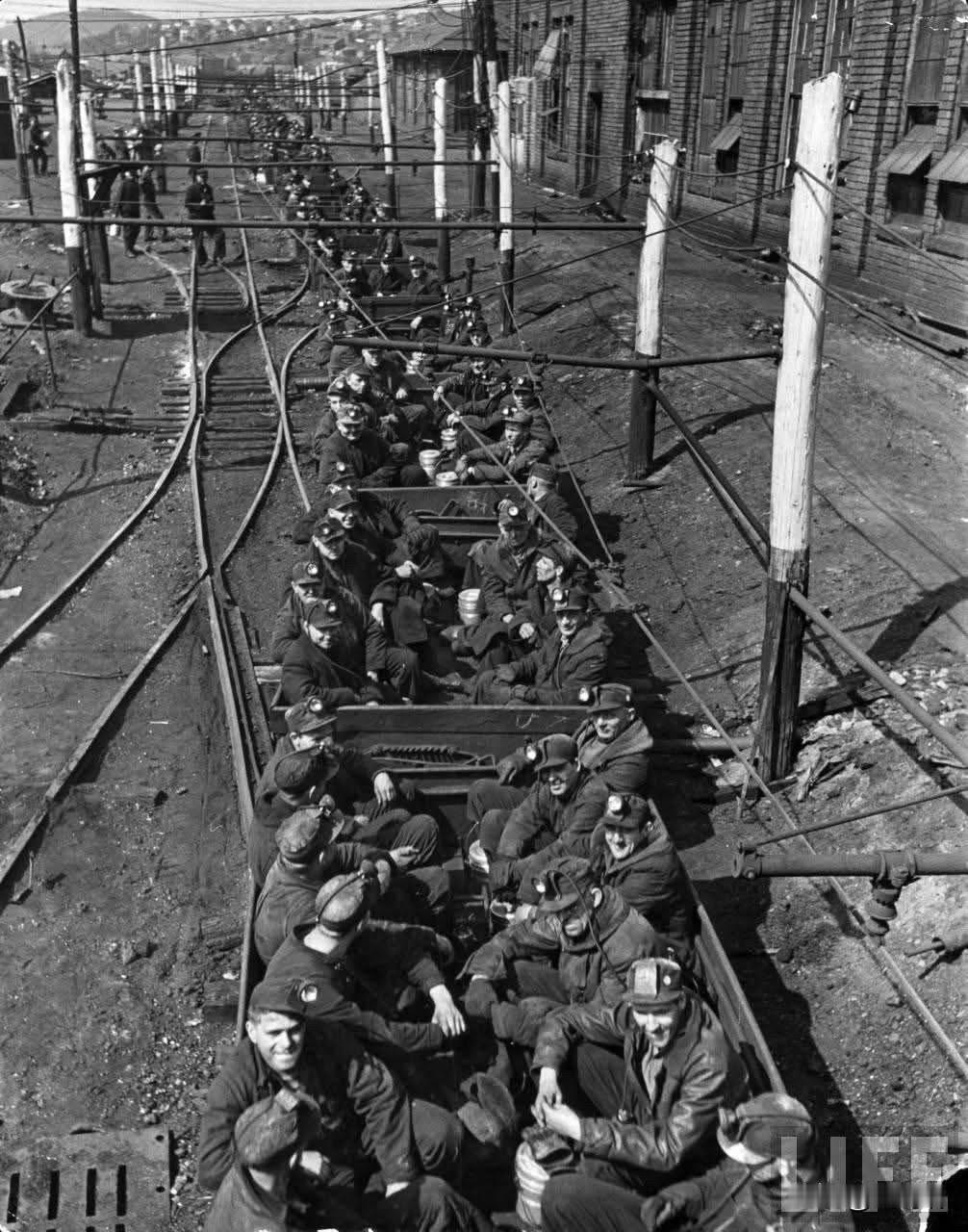 当地时间下午2点45分，美国煤矿工人乘坐运煤车进入矿井，前往矿井深处的“工作面”