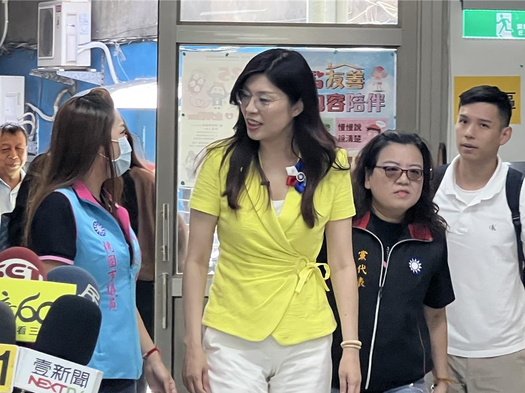 赵少康质疑郑丽文动用网军 郑丽文柔性回应

战斗蓝发起人赵少康举行记者会指控我们