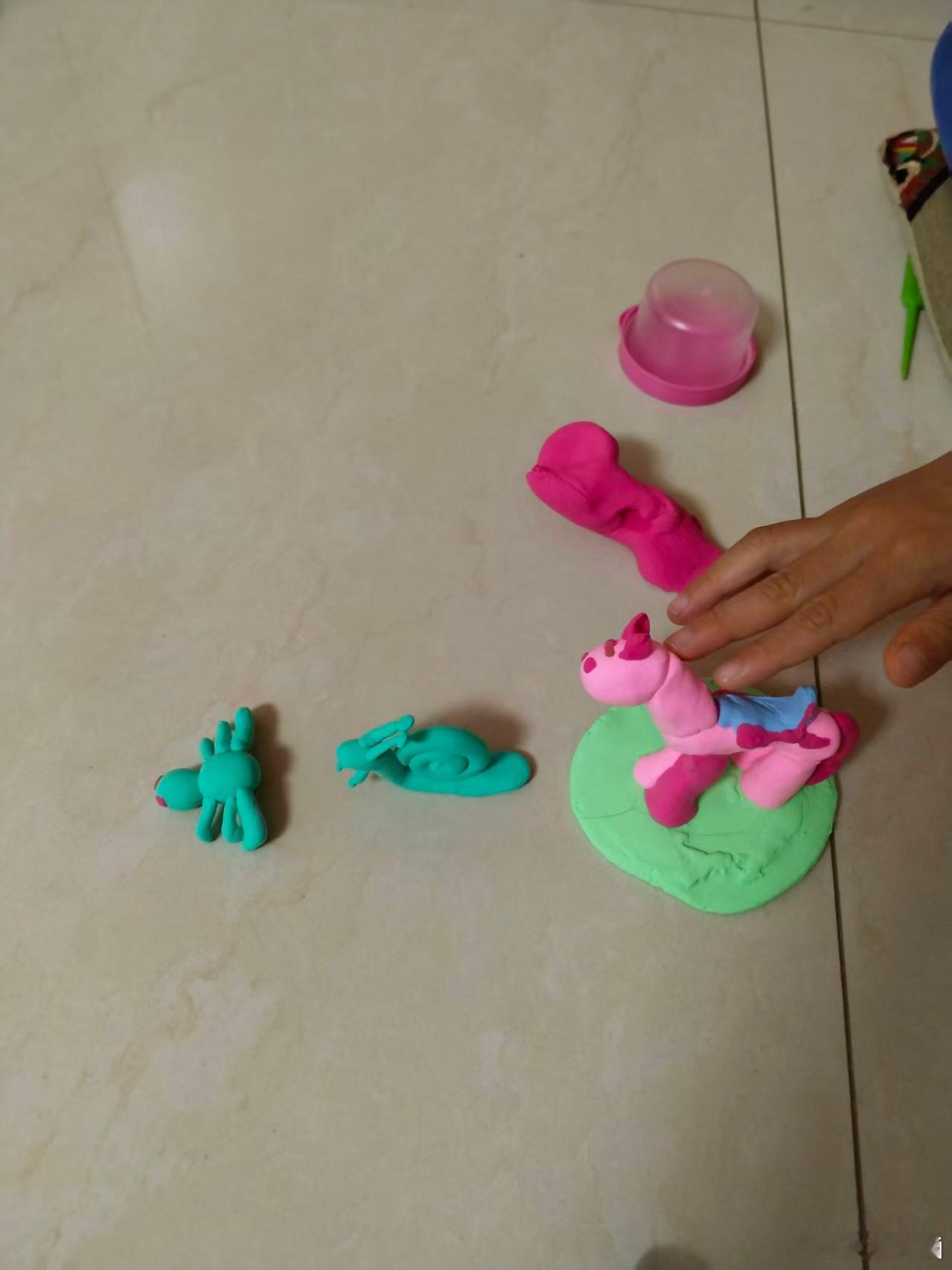 孩子们的作品，假期玩粘土玩的不亦乐乎！偷偷牵个手对方走位太灵活了孩子们的脑子和手