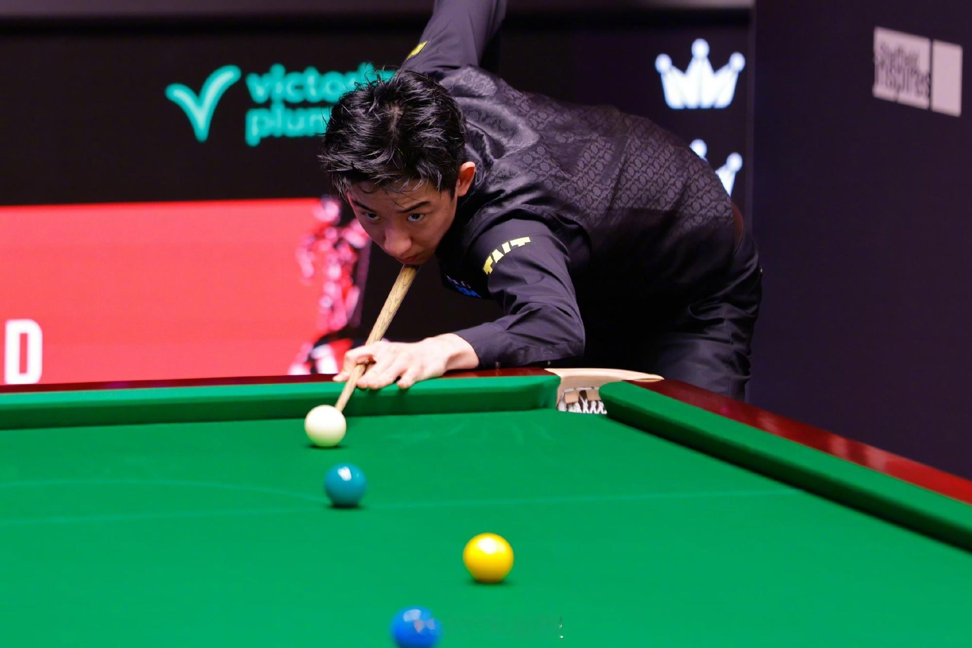 创造历史！00后小将吴宜泽13-11力克四届世锦赛冠军塞尔比，首次闯入克鲁斯堡八