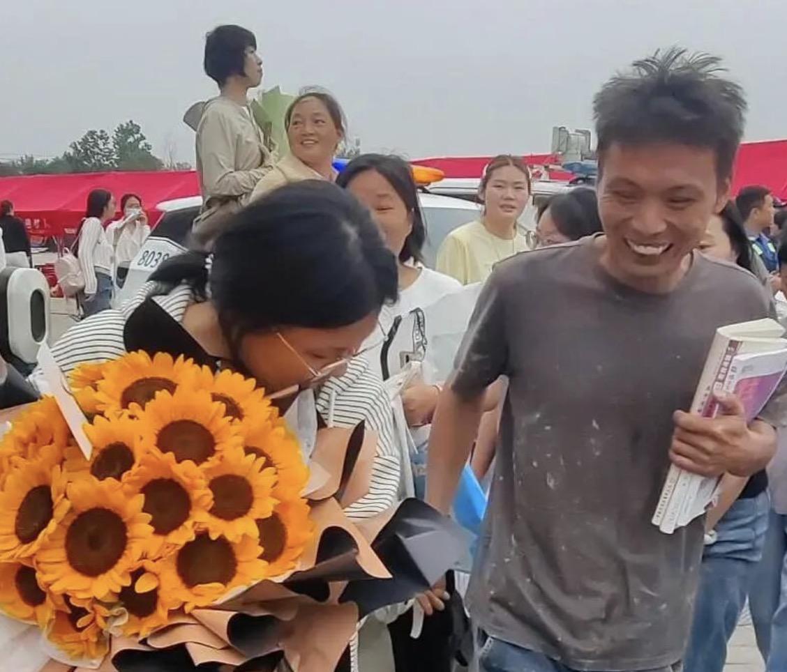 大家还记得安徽那个，因为着急接女儿，没来得及换衣服的“泥水爸爸”吗？
他的女儿高