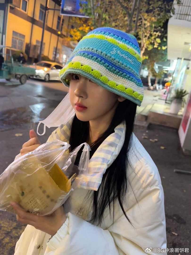 鞠婧祎貌似很好吃的样子 虽然鞠婧祎爱吃白开水泡饭，但看她这张脸，我直接脑补了一百