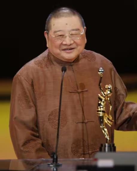 倪匡84岁。他的皮肤上长了一个瘤。去医院检查，医生说是恶性肿瘤，皮肤癌。医生建议