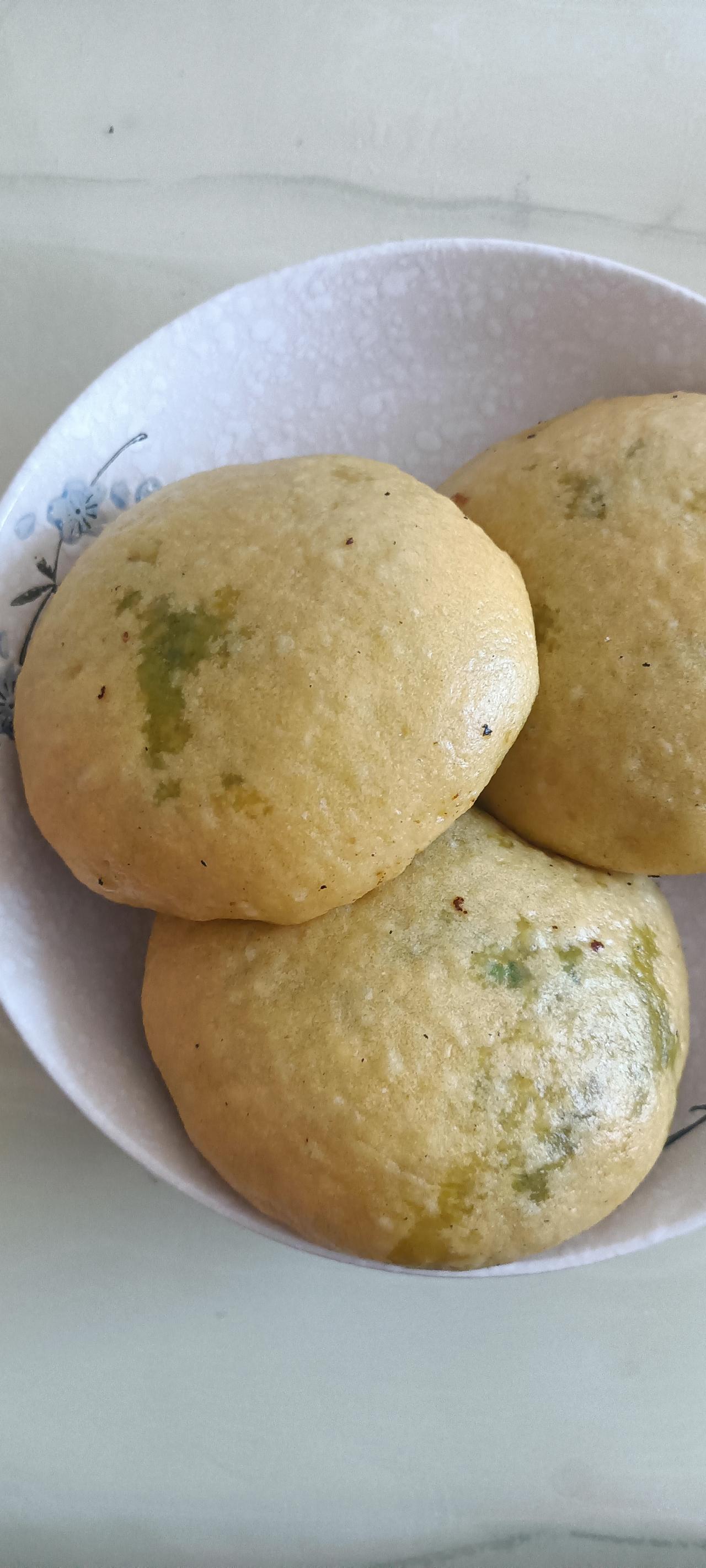 远亲不如近邻！
还没等做晚饭，楼下大姐就给我送来了咸菜，还有苞米面带馅大饼子，刚