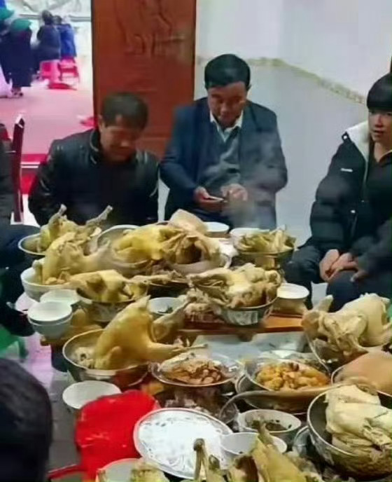 这是我见过最离谱的席 但凡多上几个菜 大家就不用这样无奈的坐着了 ​​​