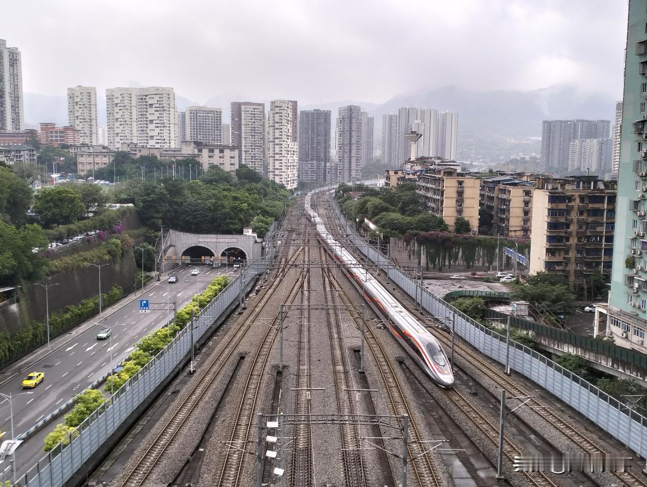 首先要搞清楚的是：高铁是高速铁路的简称，是指的线路，动车是指的车辆自带动力而无需