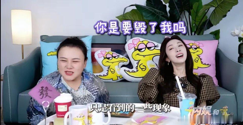 张小婉的经纪人谈娱乐圈潜规则时说：“男艺人现在很危险的。”张小婉吓坏了，连忙阻止