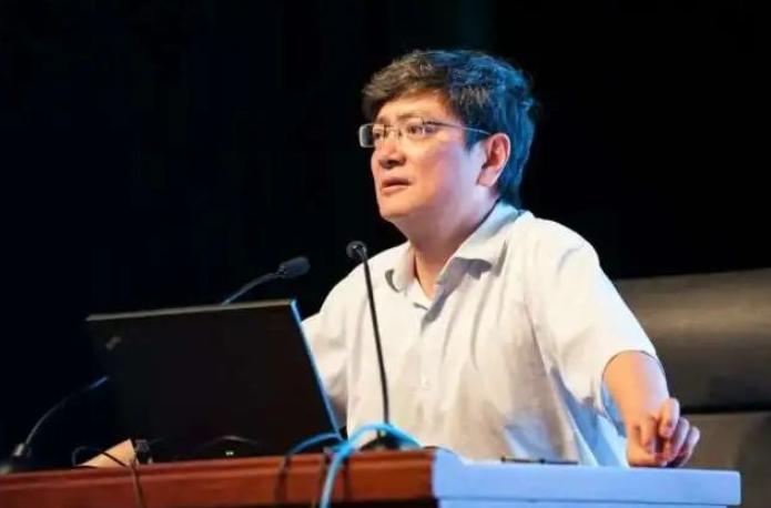 2012年，刚上任贵州大学校长的郑强在校园转了一圈，看完撂下一句狠话，把满园老树
