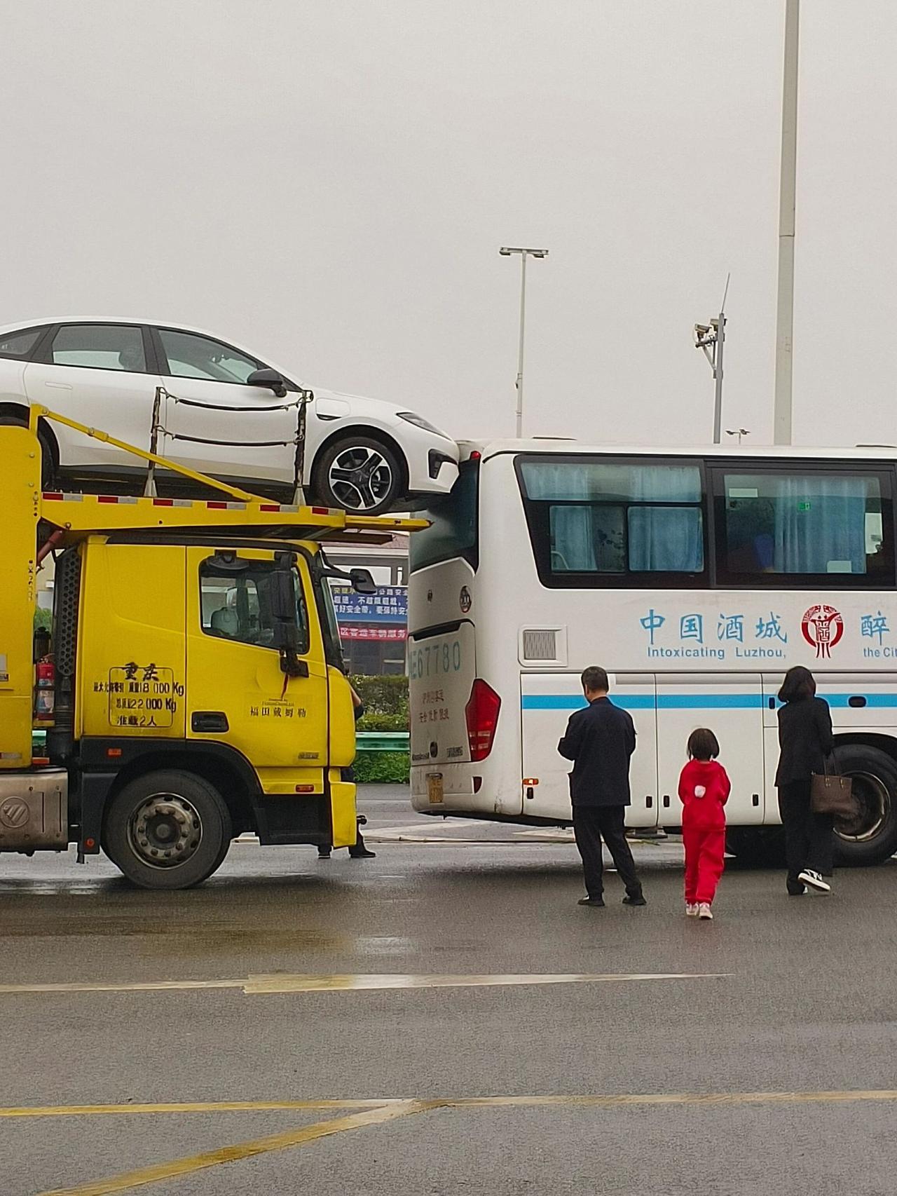追尾的见多了，追后脑勺的还是第一次见，成功打破拖车状态无法追尾的记录😂😂【来