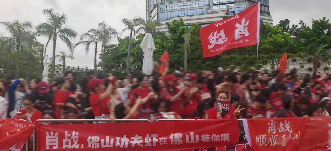 肖战专门坐过来开窗跟粉丝打招呼肖战 双向奔赴的感情，永远是真爱