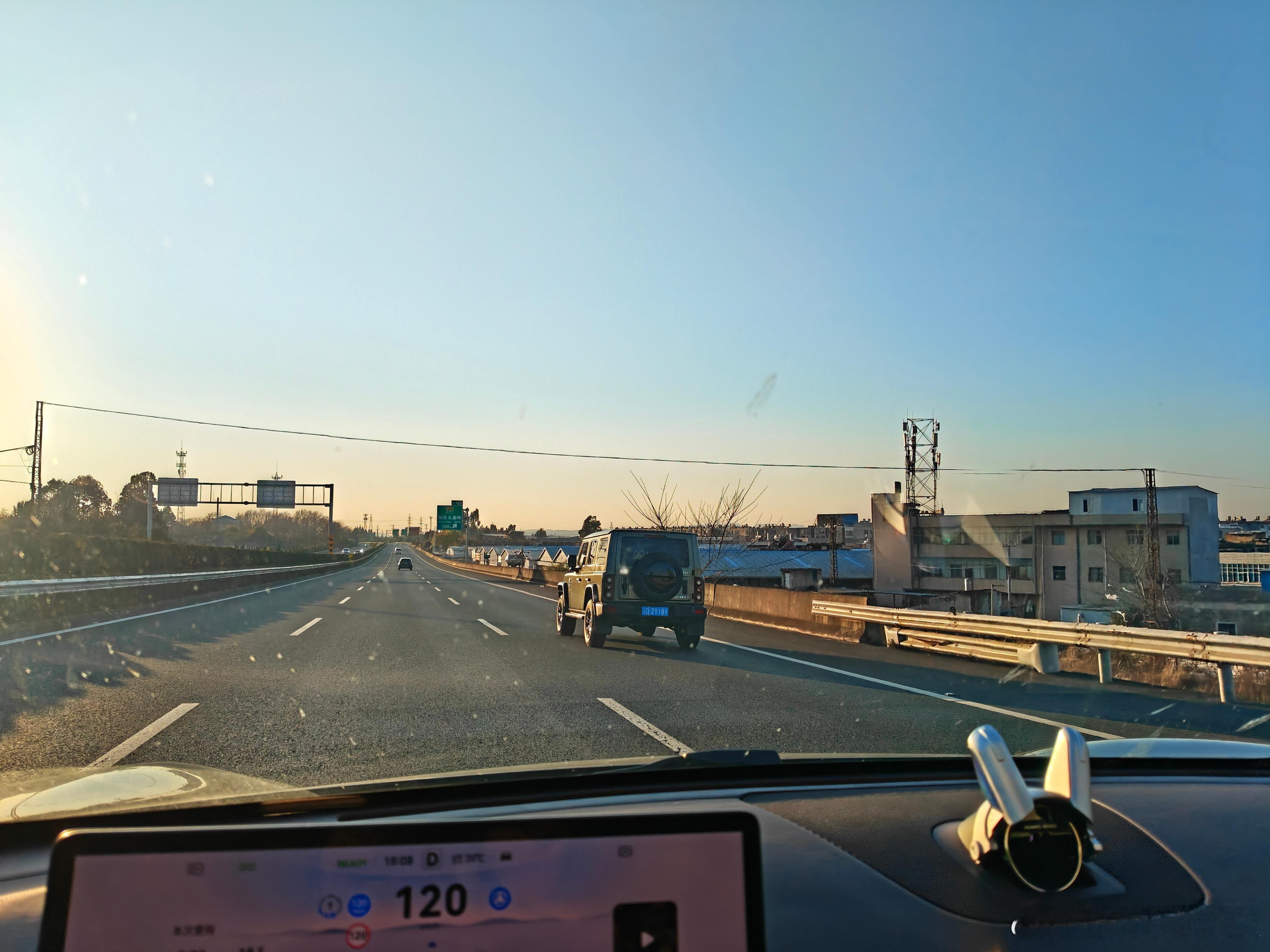 早安，昆明！昨天开了700多公里，从八桂大地来到彩云之南。当晚约同学吃了夜宵，蚂