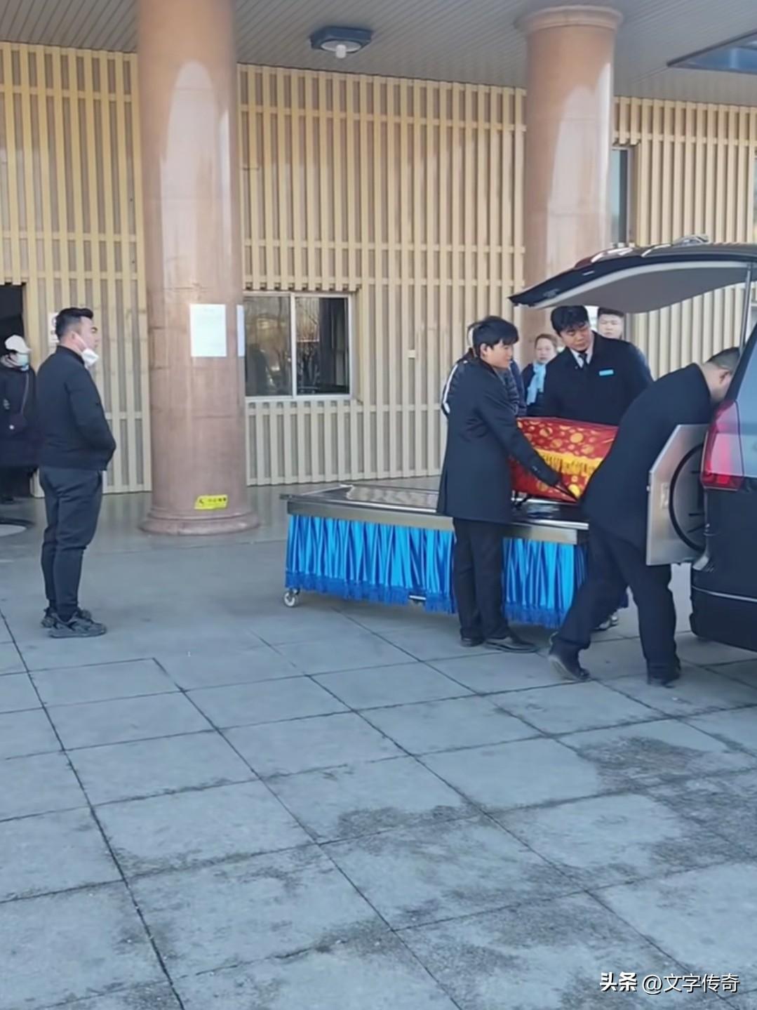 在直播间里，激情昂扬、爽朗热情、睿智自信的张雪峰老师，此刻却纹丝不动的躺在那狭小