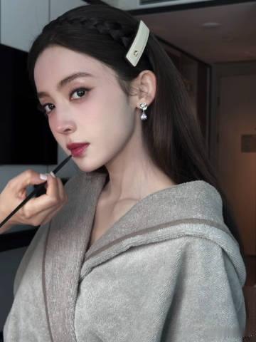 #来看娱乐[超话]##娜扎化妆碎片##娜扎对镜头比耶# 娜扎这也太美了吧，谁家姐