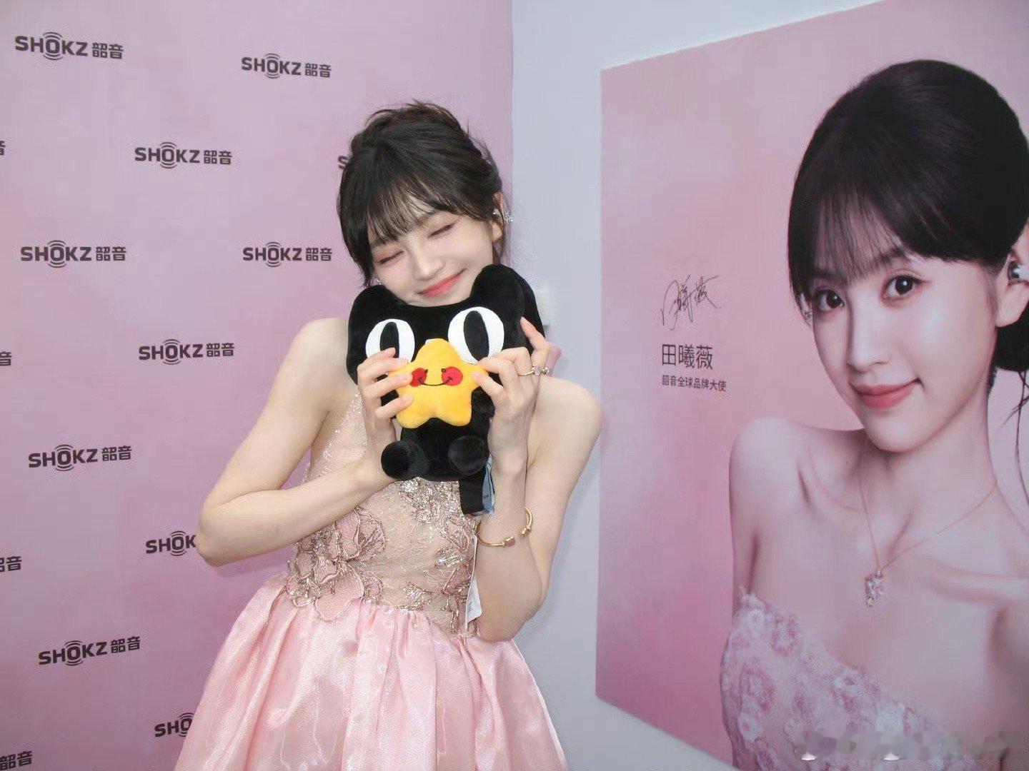 田曦薇淋雨和粉丝合照田曦薇不打伞和粉丝合照 活动尾声的雨里，小田宁愿自己淋着也不