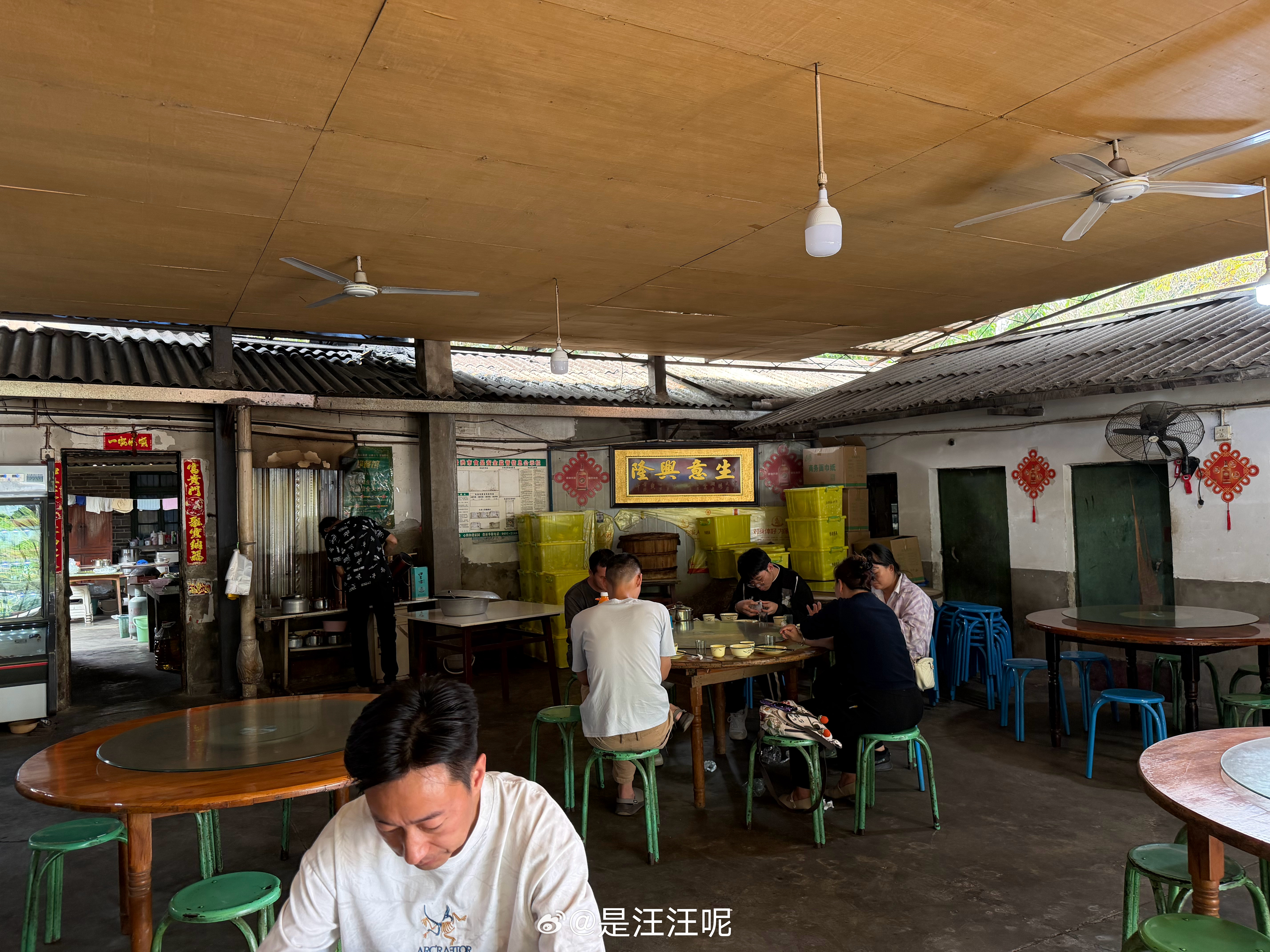 落地西双版纳第一顿，一看这个包浆的桌子，就非常local了 西双版纳