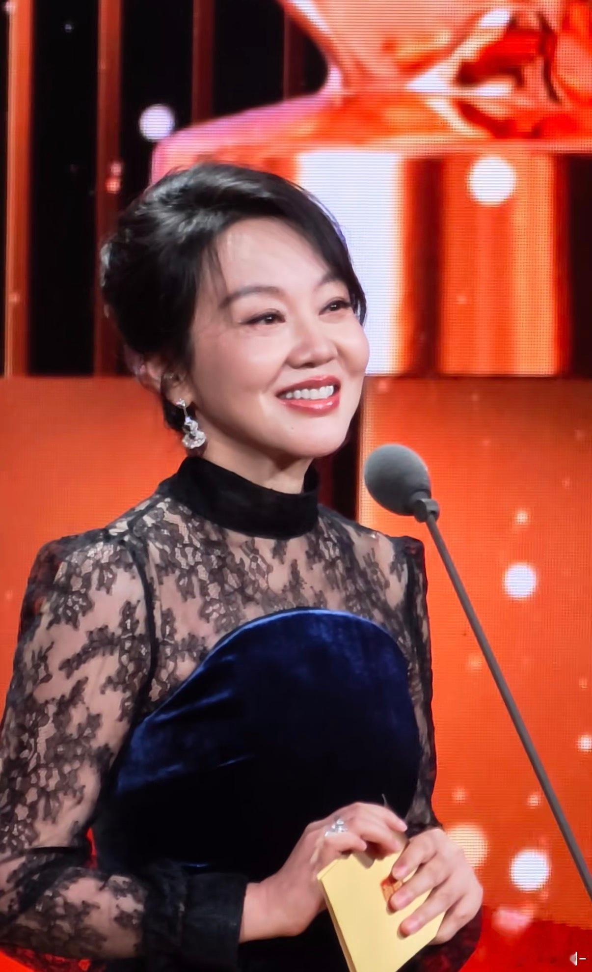 原来闫妮早就大满贯了从《北风那个吹》的牛鲜花，到《少年派》的王胜男，再到《小巷人