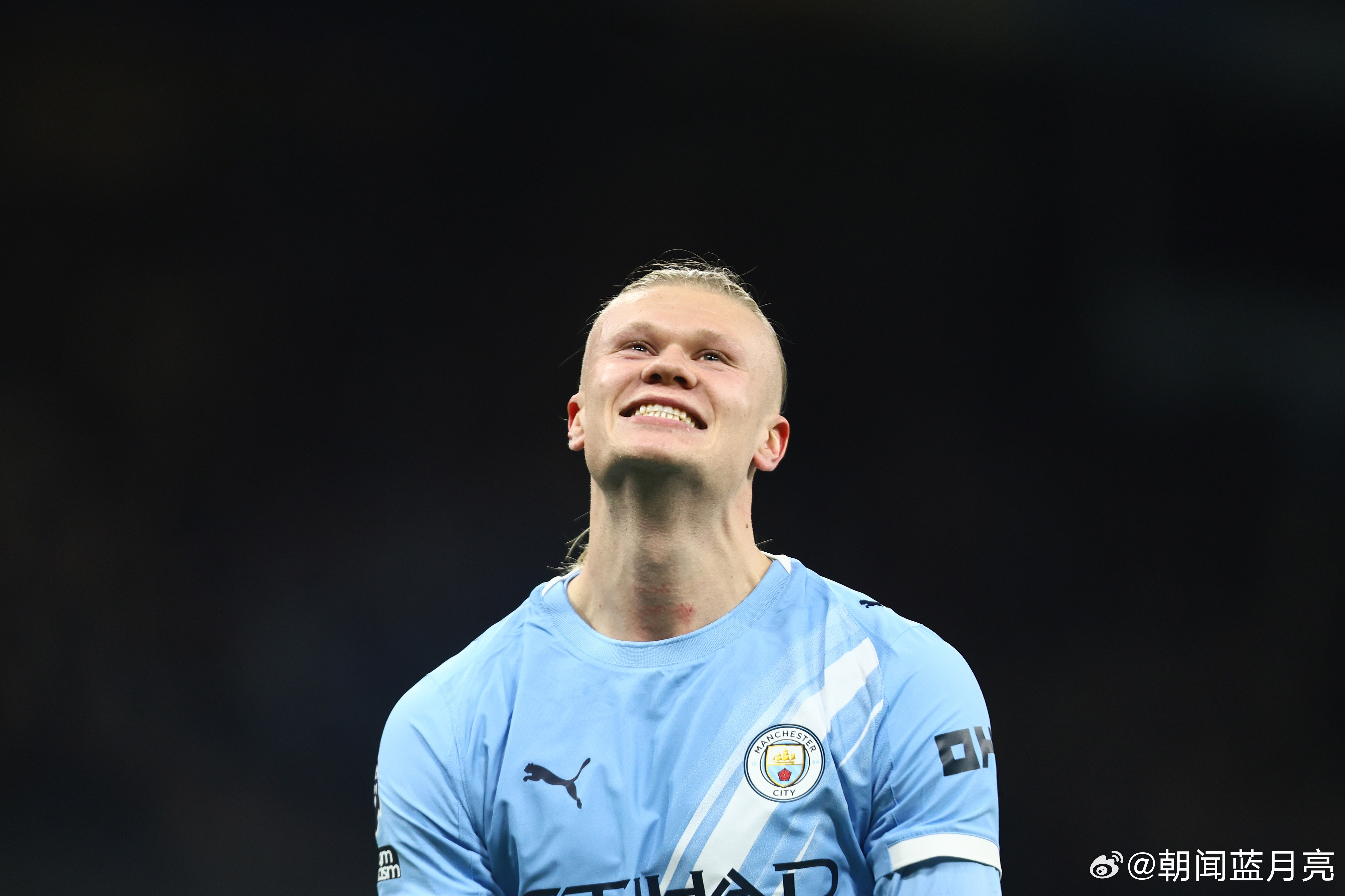 英超联赛第30轮，曼城1-1西汉姆。本场哈兰德踢满全场，4射1正。哈兰德本月出场