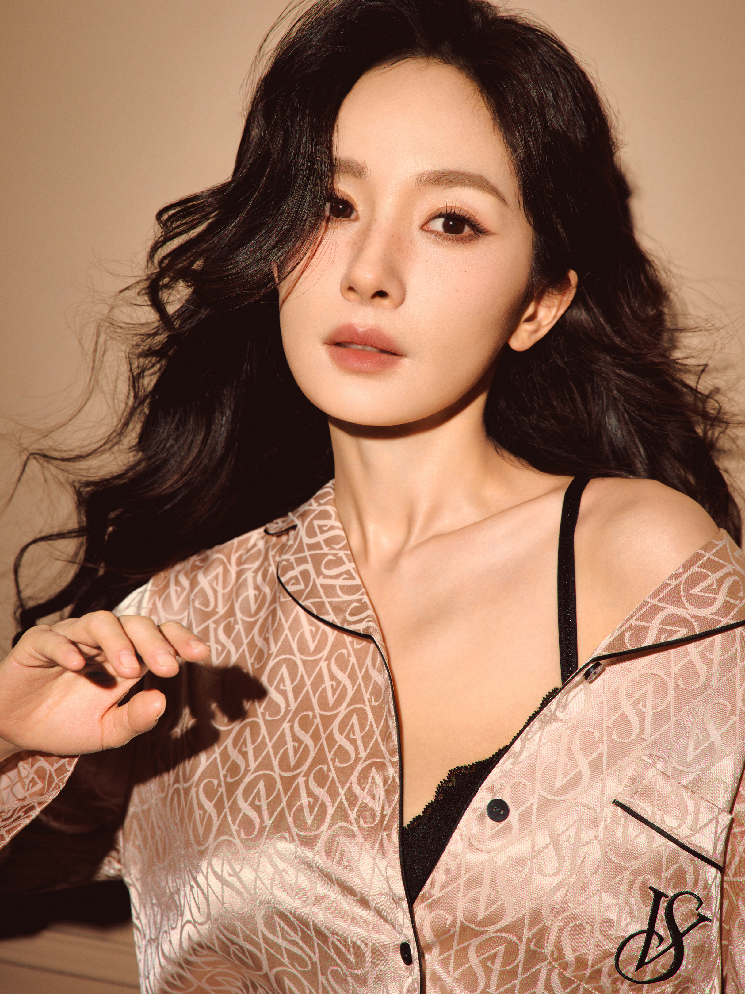 杨幂x维密新广无水印版，可存壁纸啦[awsl]杨幂VictoriasSecret