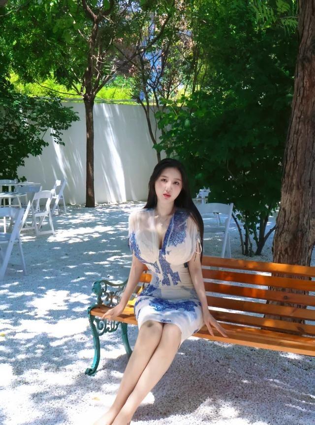 刷到北京博主夏天泡水里拍ootd，笑死我了！别人在工位热成狗，他在水里当锦鲤，真