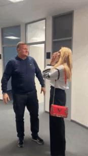 许久不见的乌克兰前总司令扎卢日内现身了，穿着一身休闲装，并为漂亮的歌手伊琳娜·费