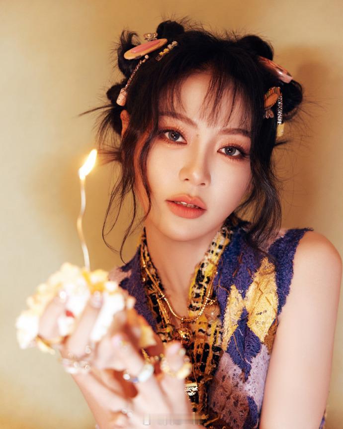 鬼马俏皮发梢藏趣——谢可寅。每日明星美图分享