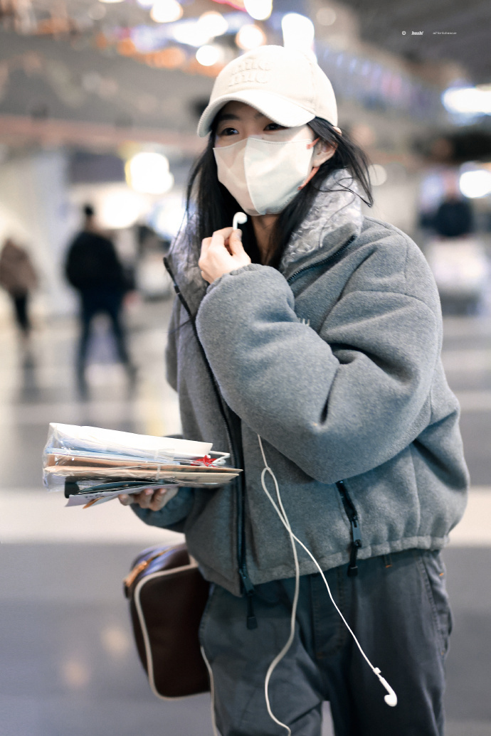 刘浩存柏林电影节机场路透  出发柏林电影节啦！期待《想飞的女孩》闪耀柏林！ 