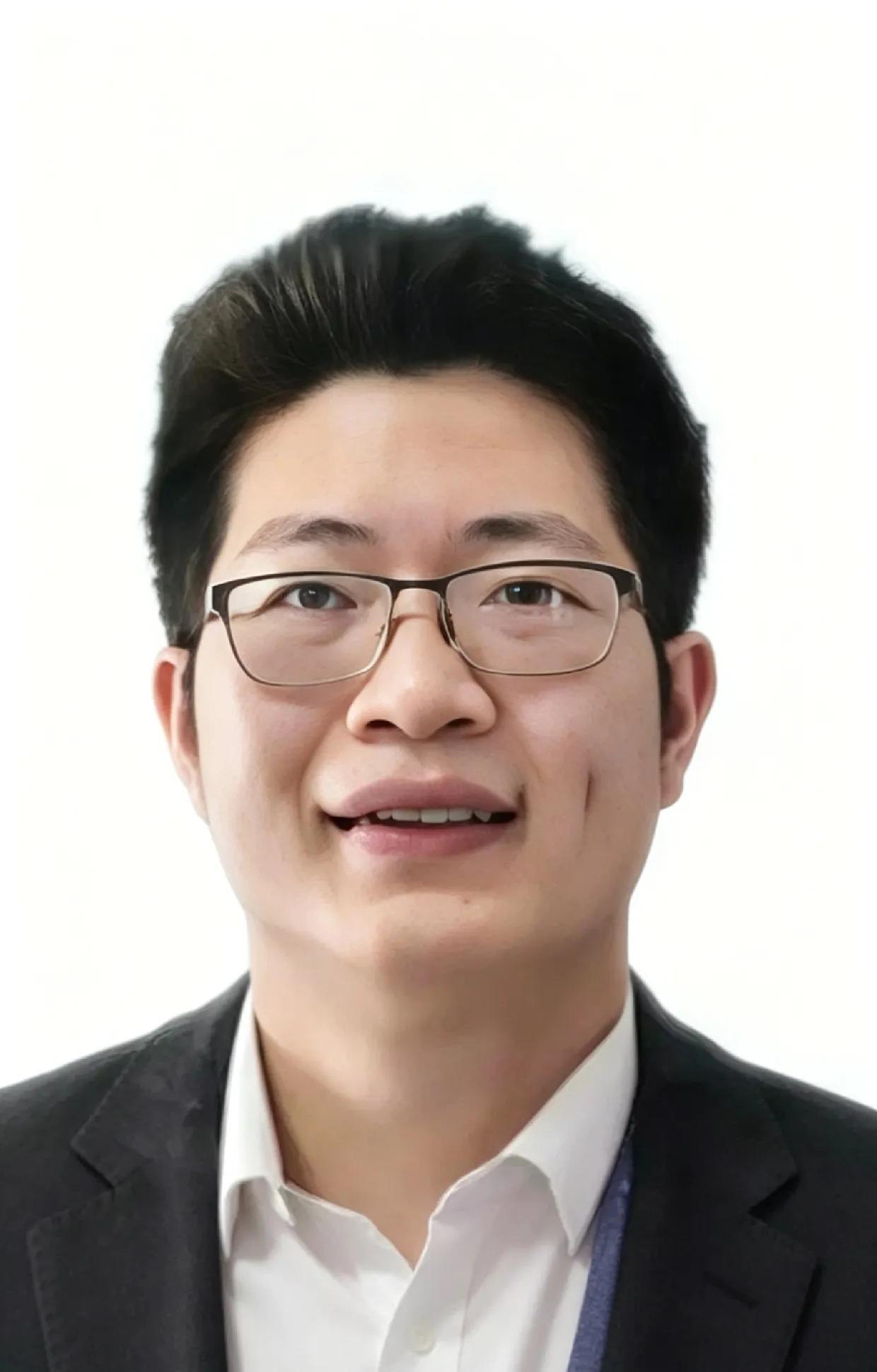 让人瞬间破防的一幕，实在太过痛心。上海39岁高校教授王晨辉，五一陪七岁女儿在江边