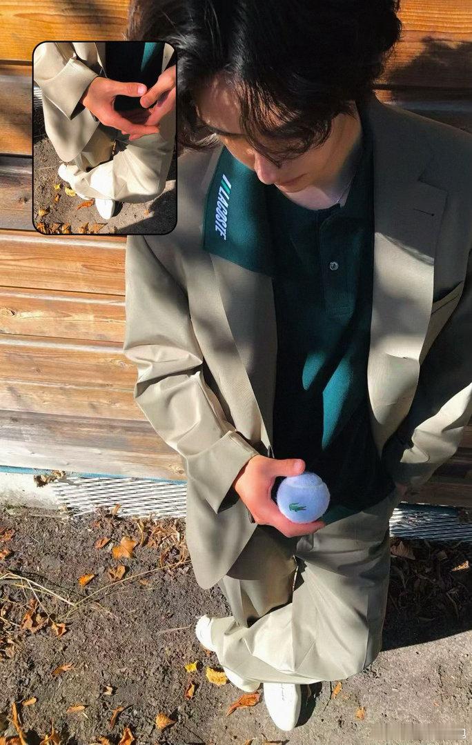 王一博是在偷偷比心吗王一博手部特写明示了 谁能不留意这张手部特写，王一博疑似偷偷