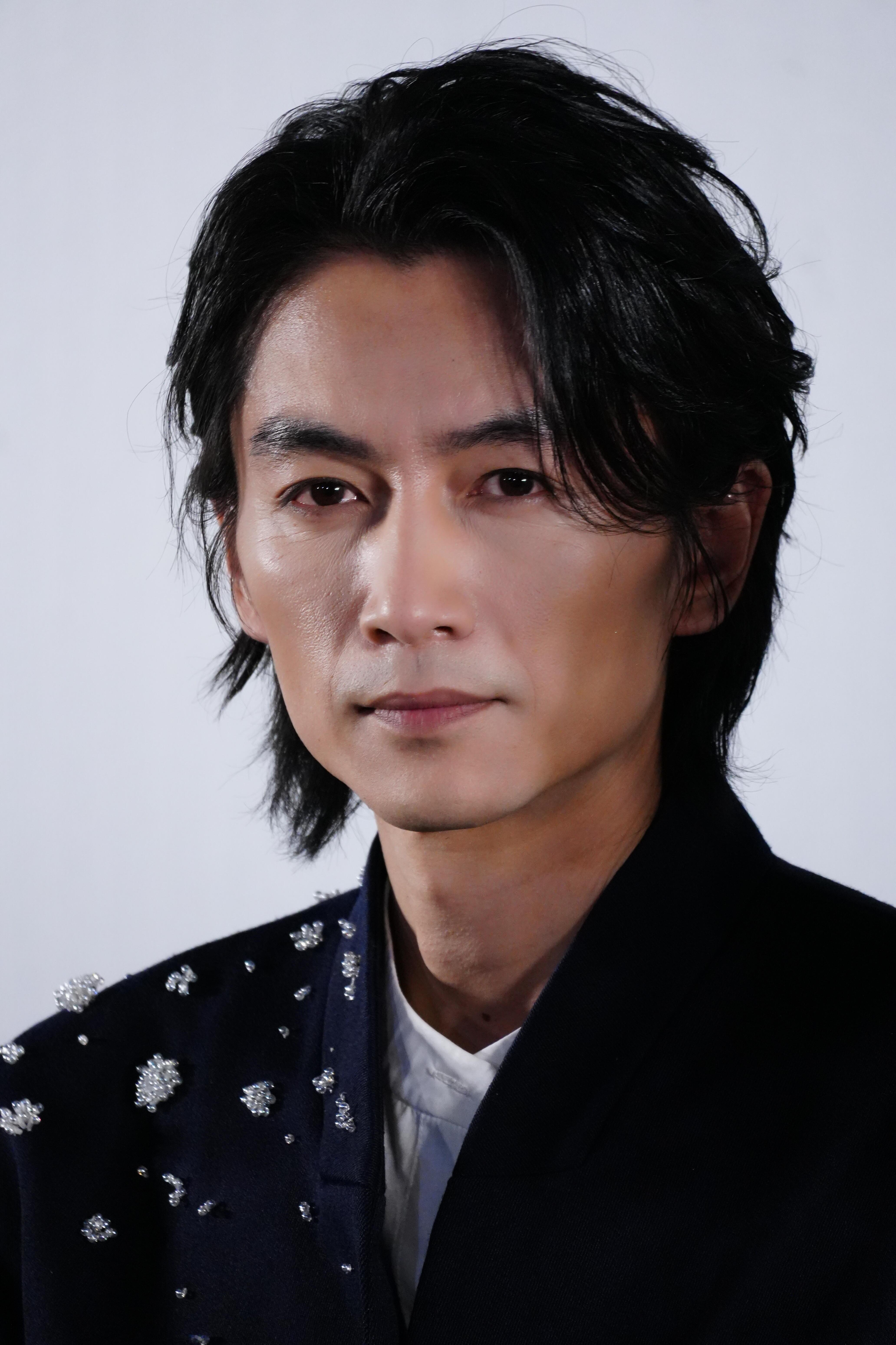 陈晓特意弄了沧桑造型他年轻时就只是皮相美不是骨相美，眼神犀利露凶光，现在减肥纯靠