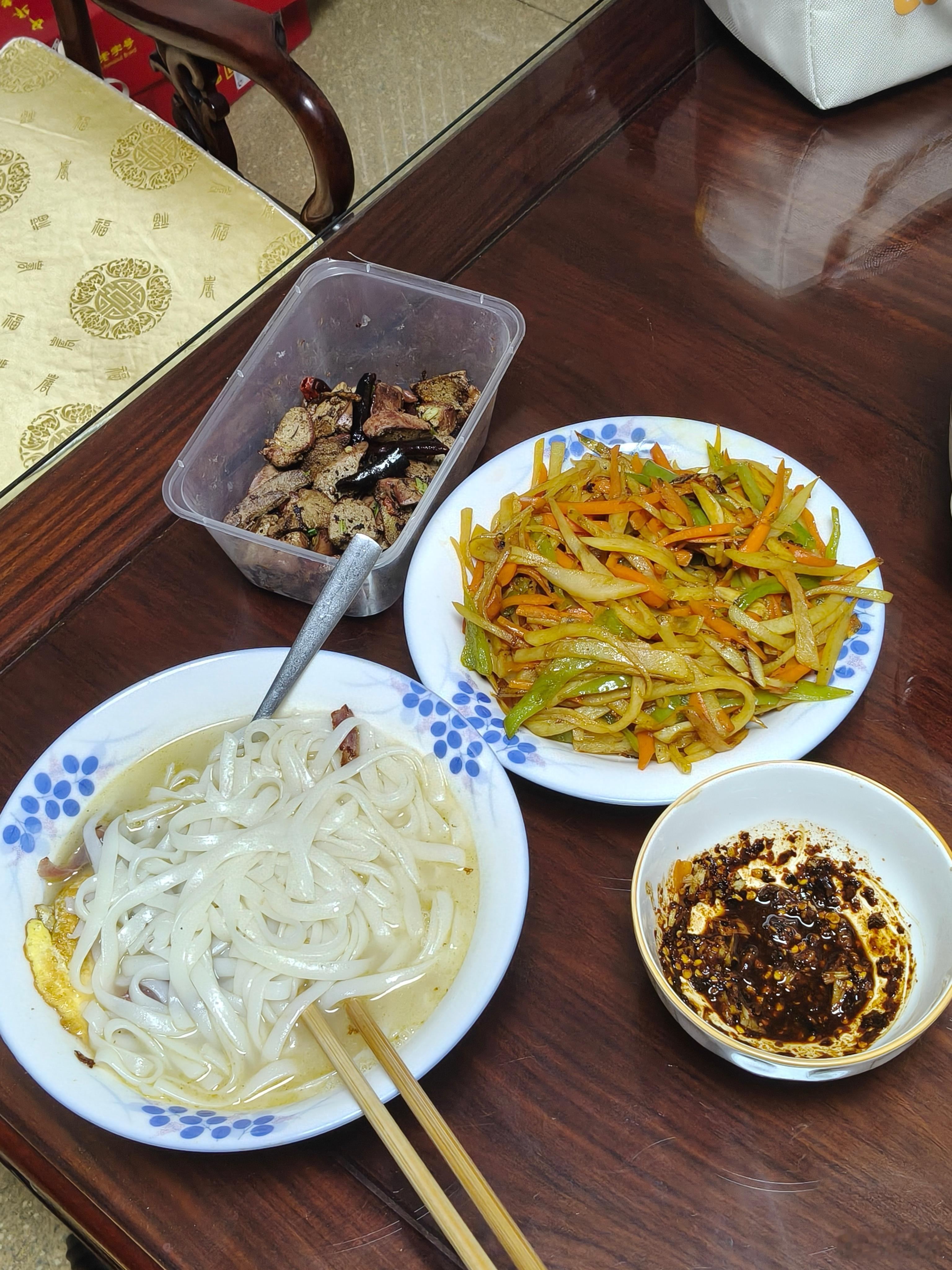 给自己做了一顿饭又好好的洗了个澡洗了头觉得自己像一头待宰的牛马吃饱喝足洗干净送工