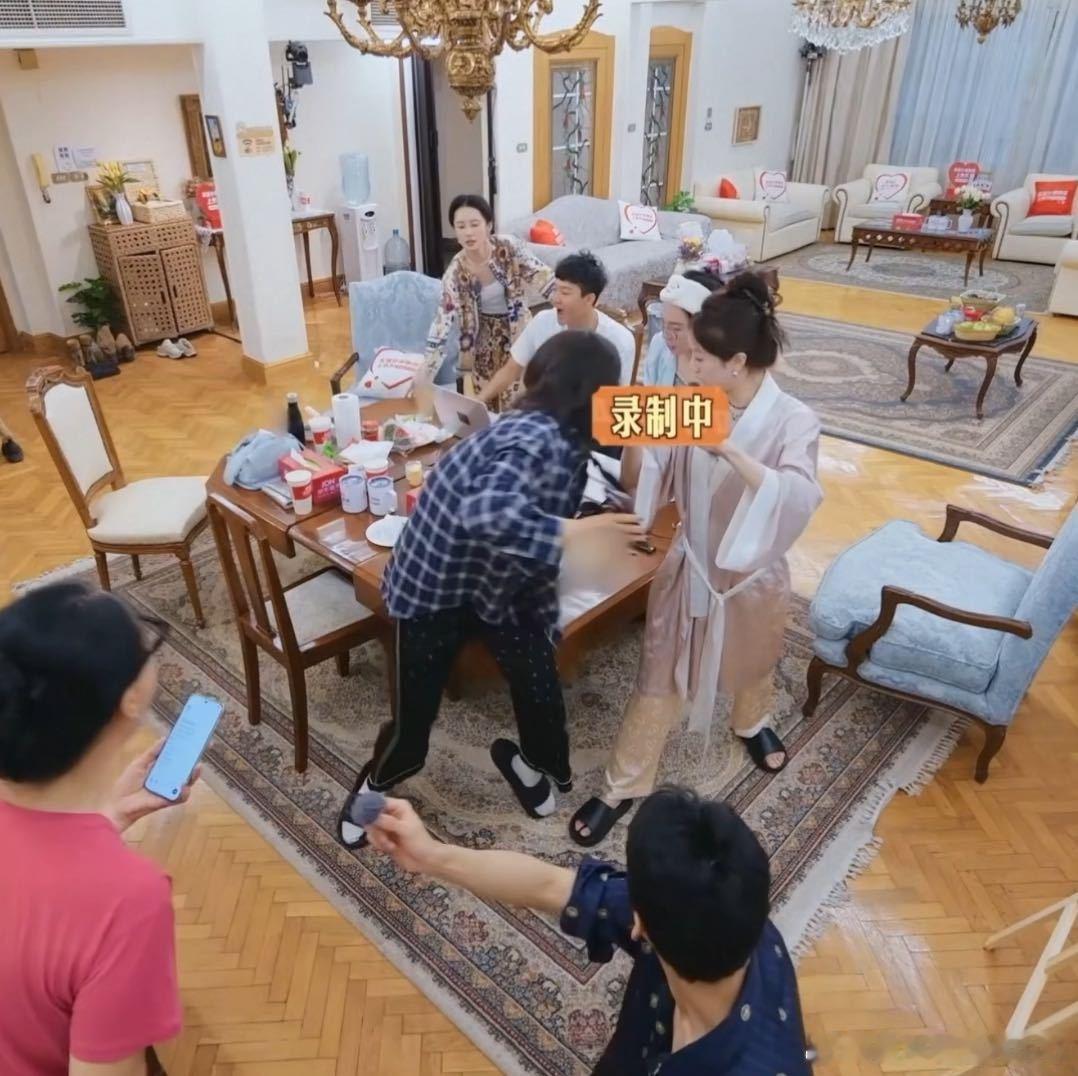 马思纯掀桌了别人还没反应过来呢，李沁已经条件反射伸手按住桌子了，这眼疾手快的劲儿