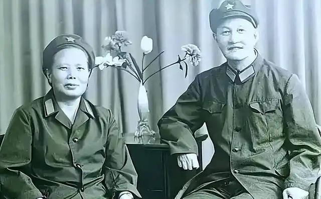 1936年，洪学智看上了女兵张文。谁知，张文却嫌弃洪学智满脸麻子，本想婉言谢绝，