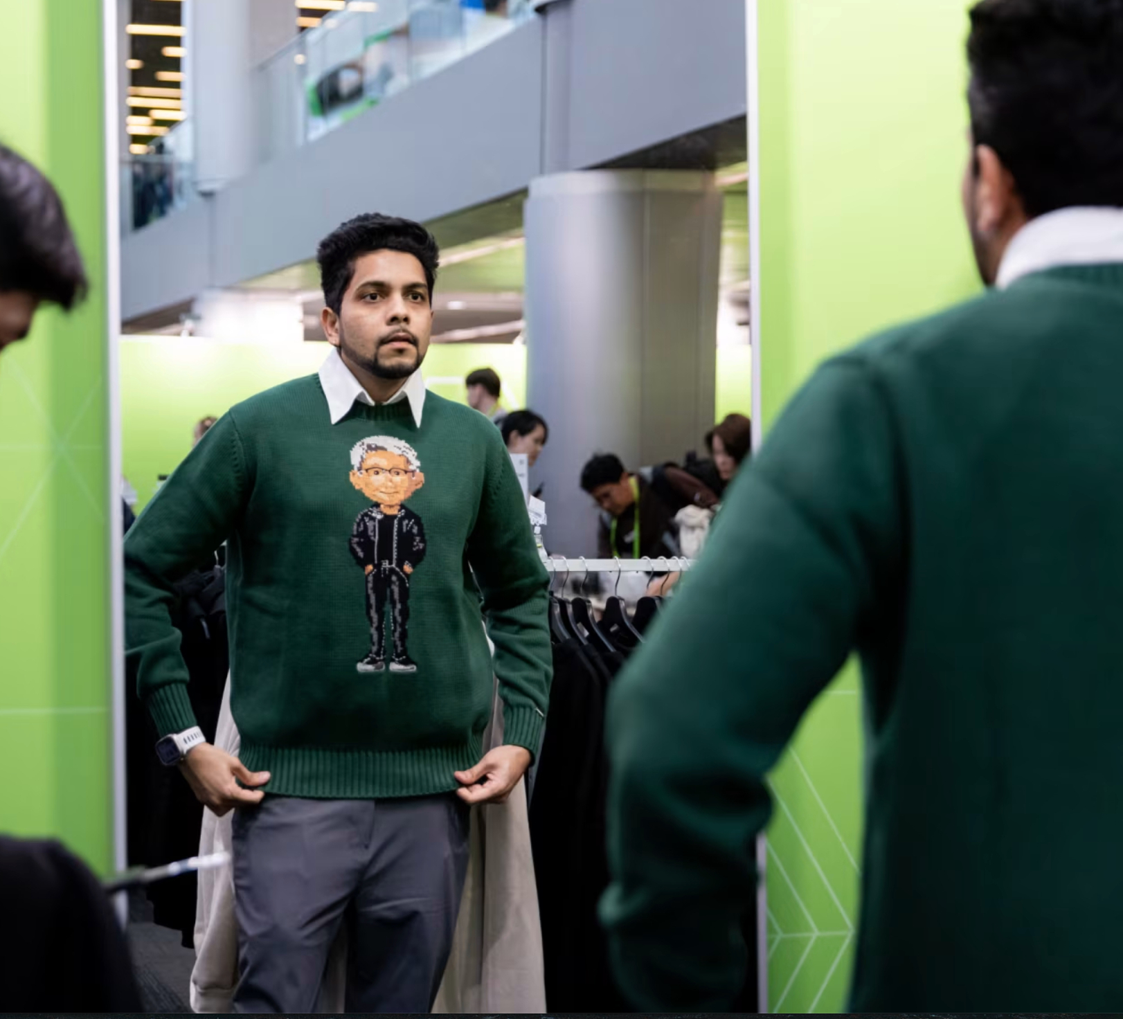 印着老黄卡通形象的毛衣在开发者大会上走红，售价178美金都快赶上一股英伟达的股票