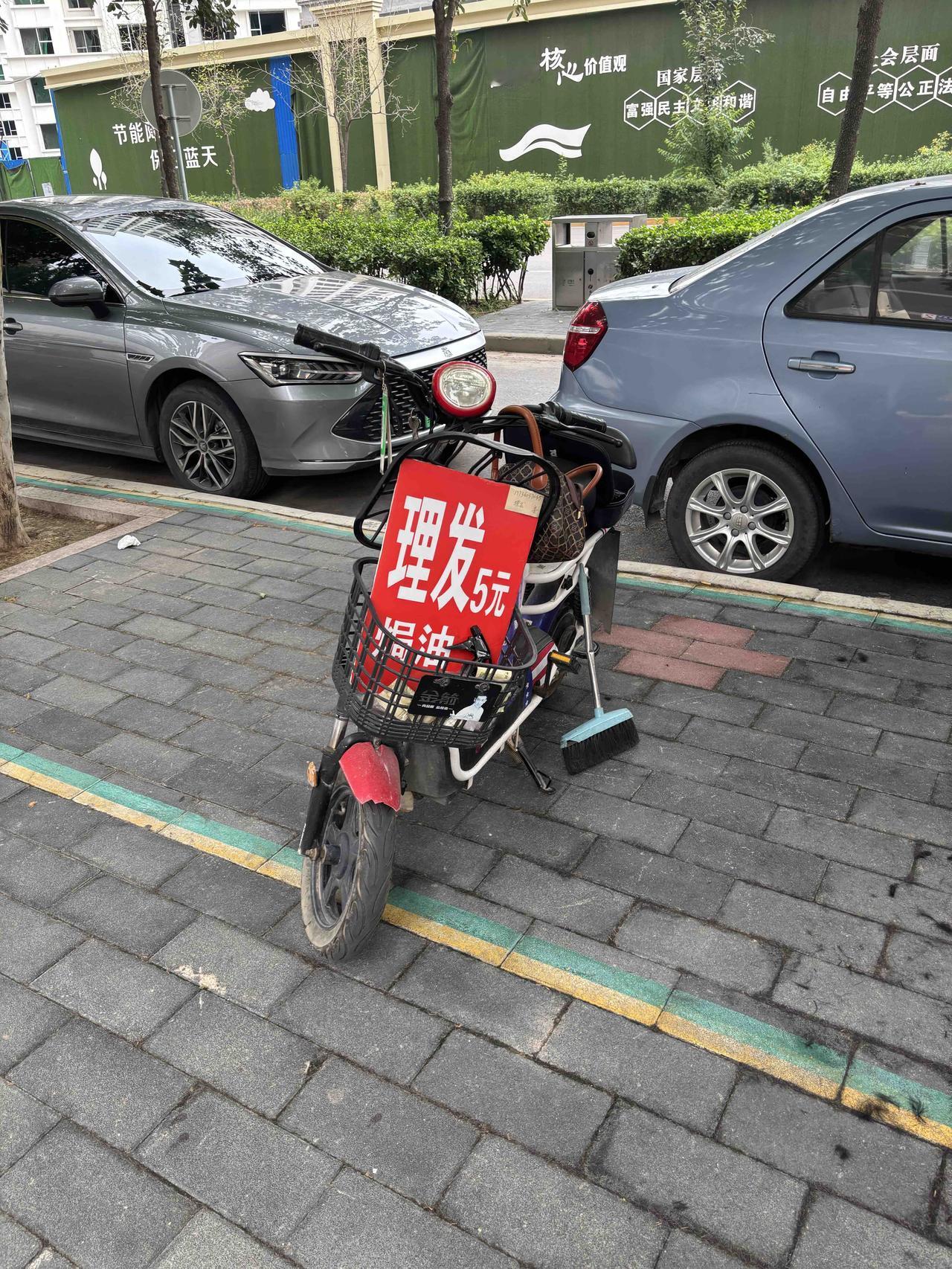 今天体验了路边5元理发，感觉跟之前在店里理发没啥区别，[呲牙]决定以后就在这里，