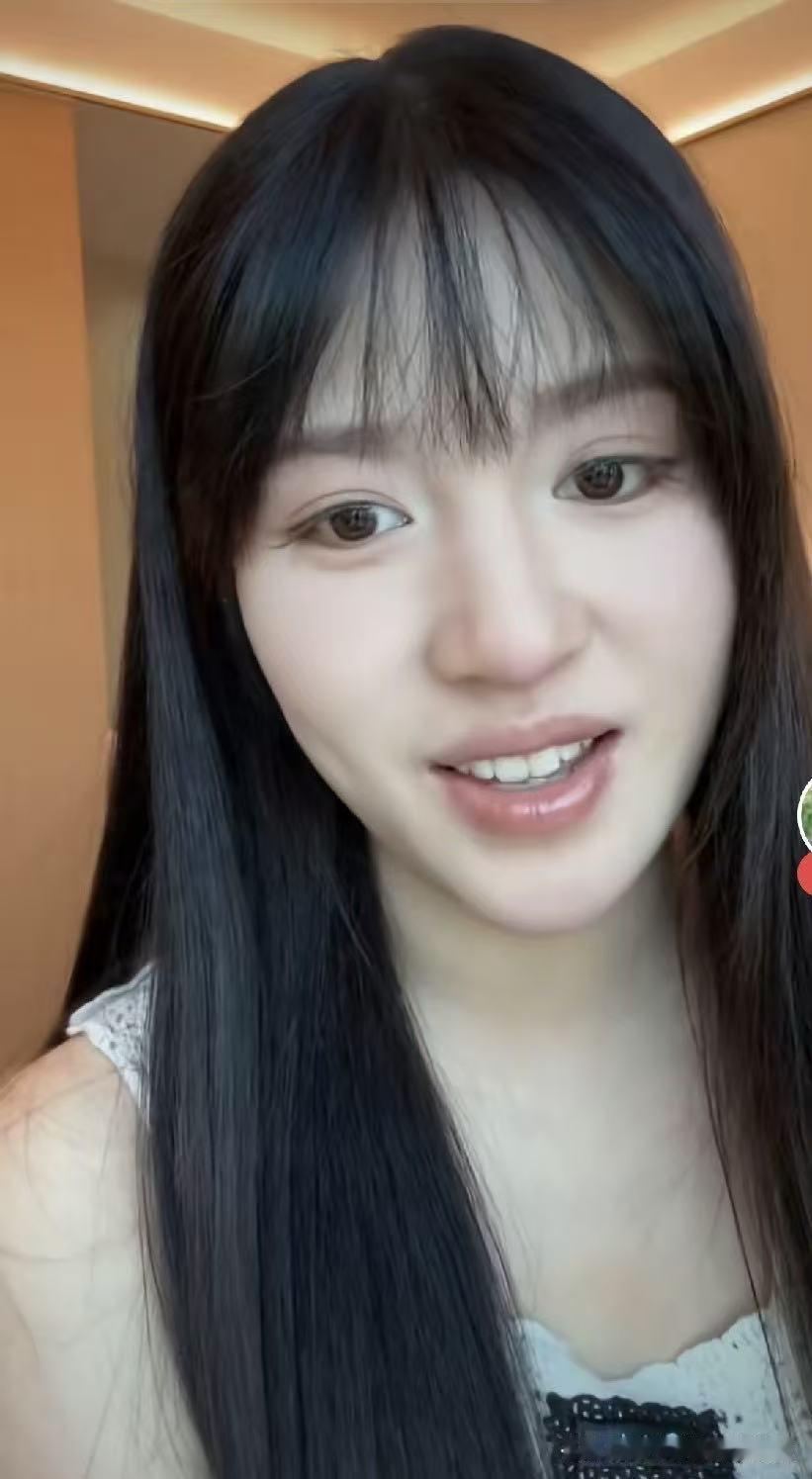 网红阿梓公开接受男友求婚的消息发酵一周后，相关话题的讨论风向彻底发生了转变。早前
